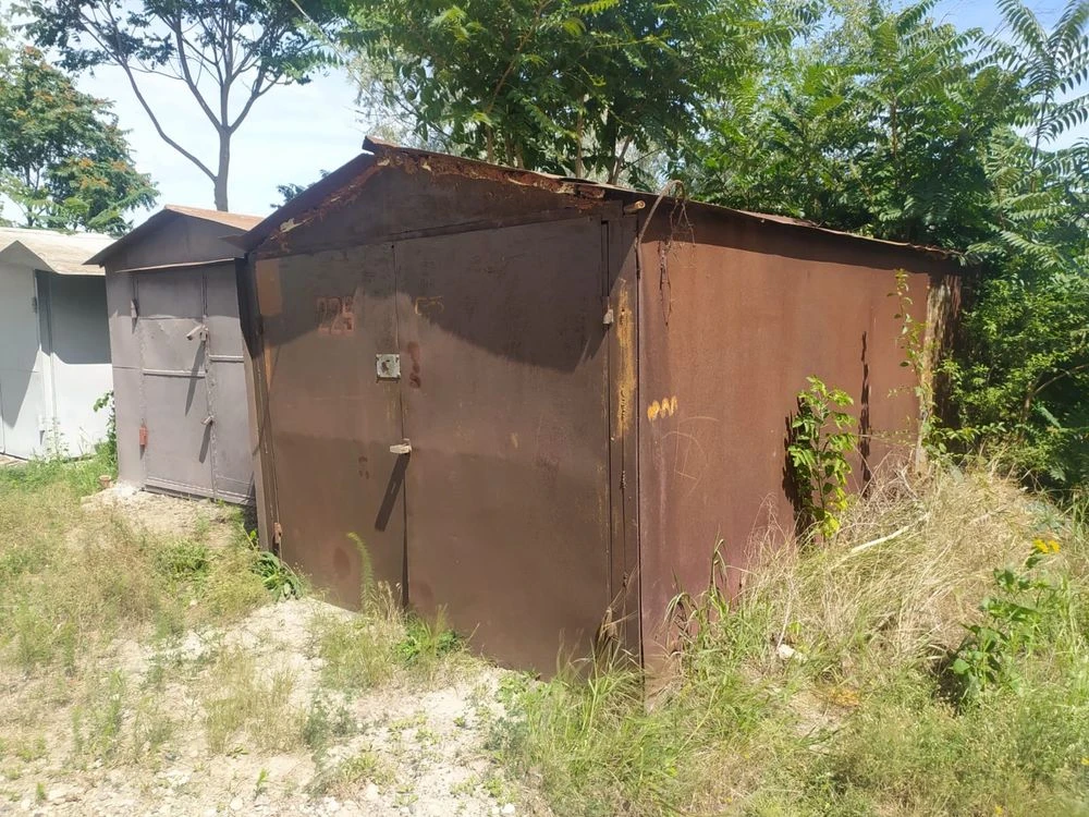 For sale: Metal garage