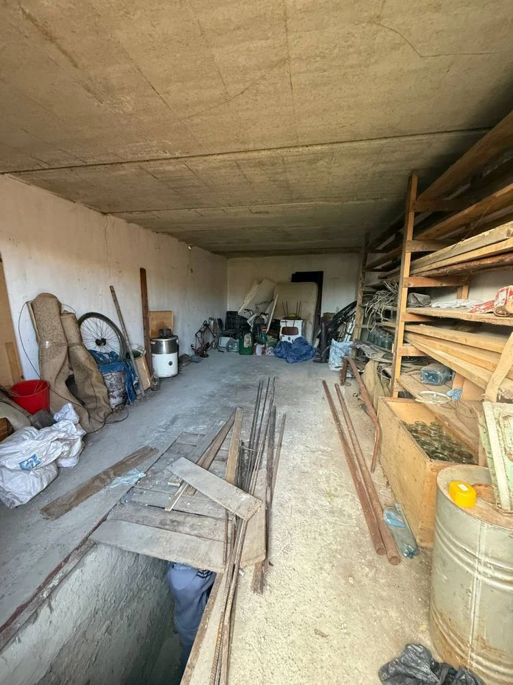 For sale garage with a parking space for 28 cars