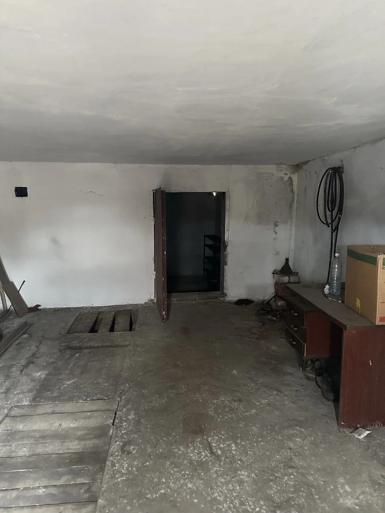 Дві гаражі, район Хлібозаводу. Розміри 12 на 4,5.