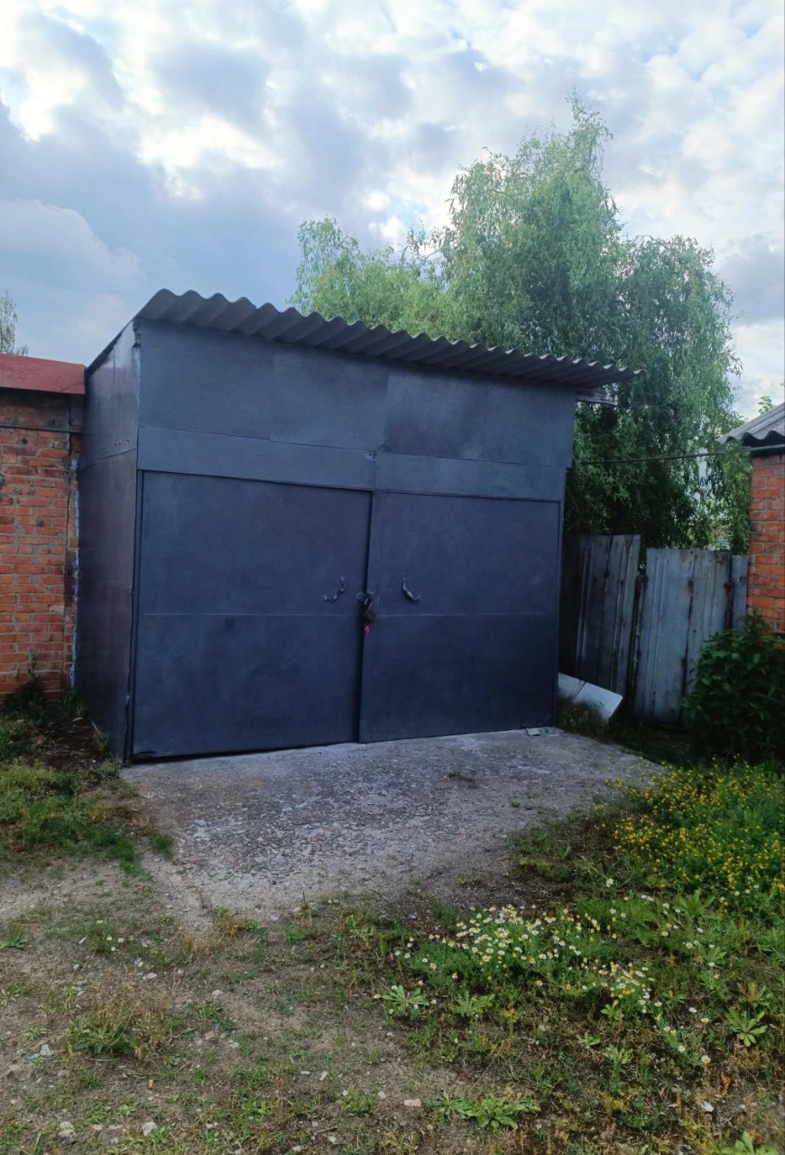 Garage in a quiet location