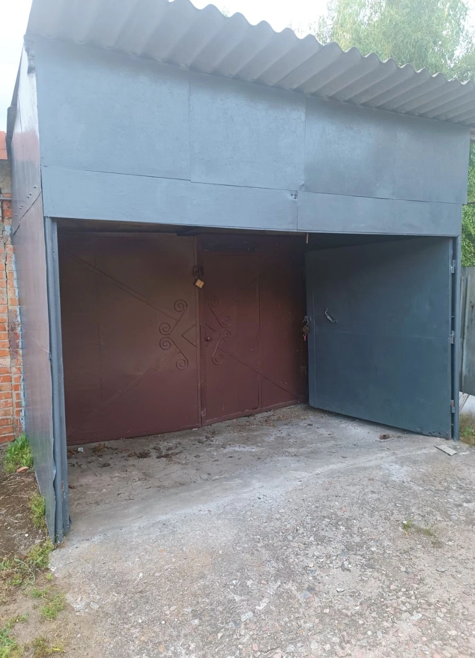 Garage in a quiet location