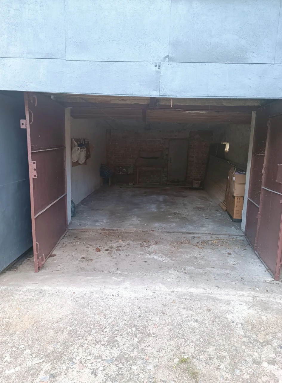 Garage in a quiet location