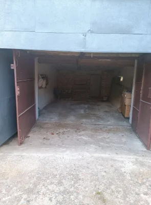 Garage in a quiet location