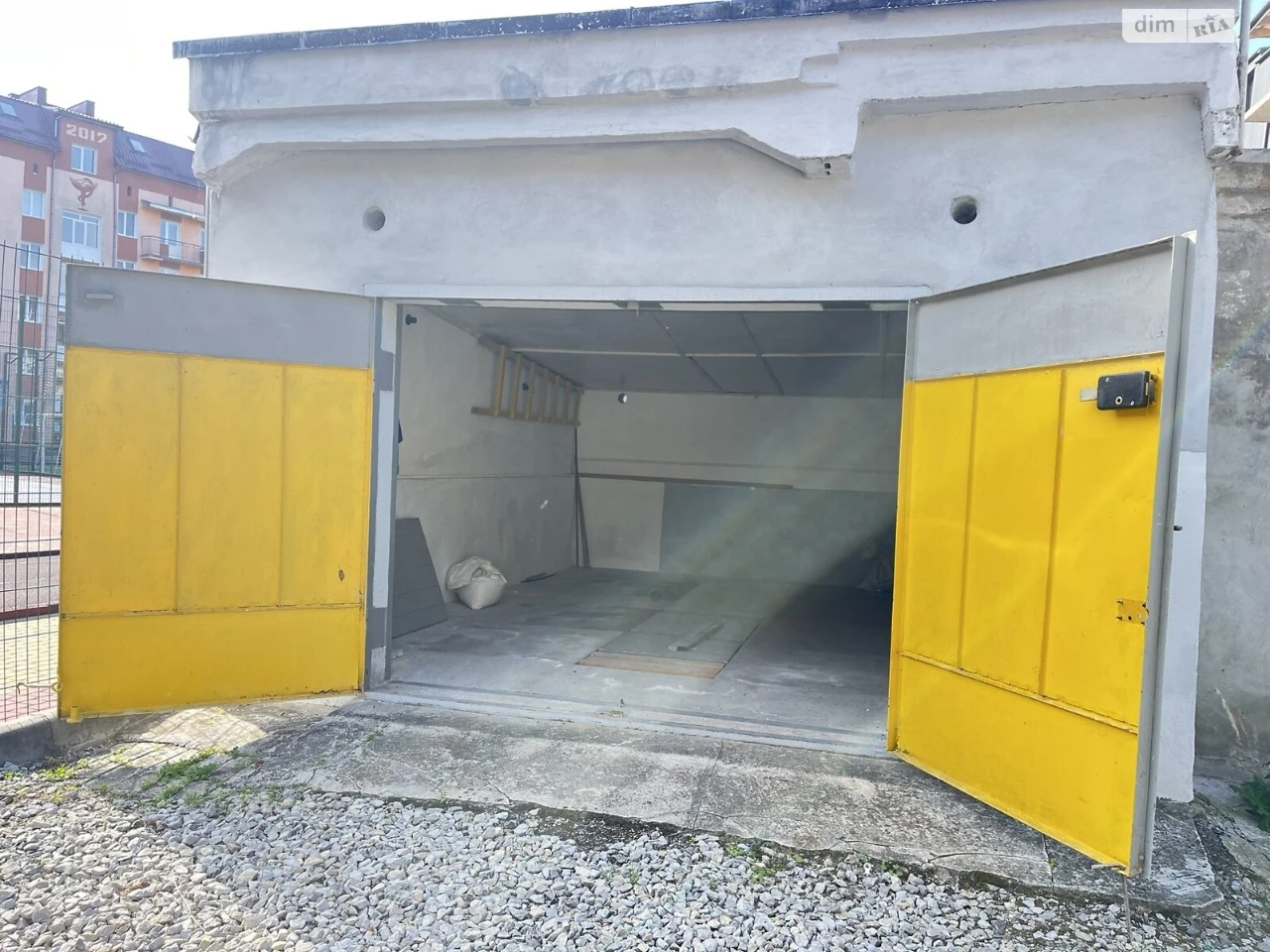 For Sale: Detached Garage, Center