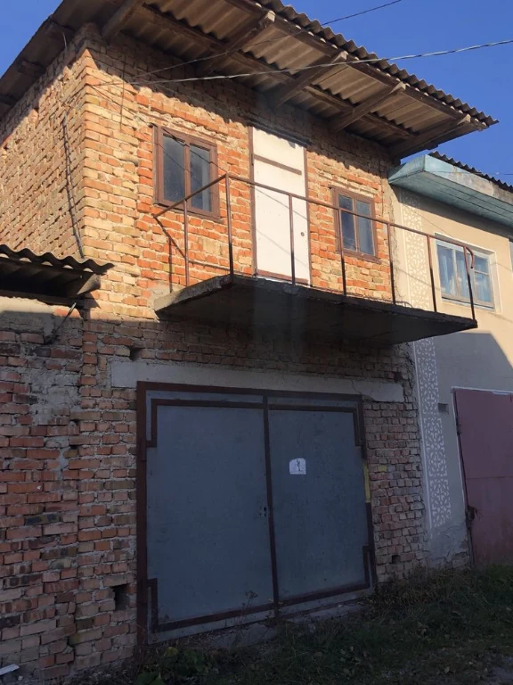 Гараж цегляний двоповерховий з підвалом