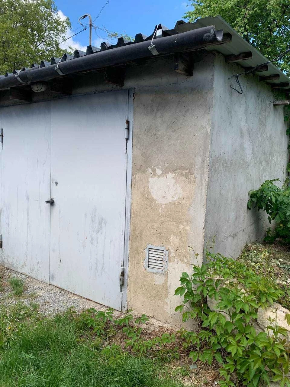 For Sale: Capital Garage in the Center with Documents