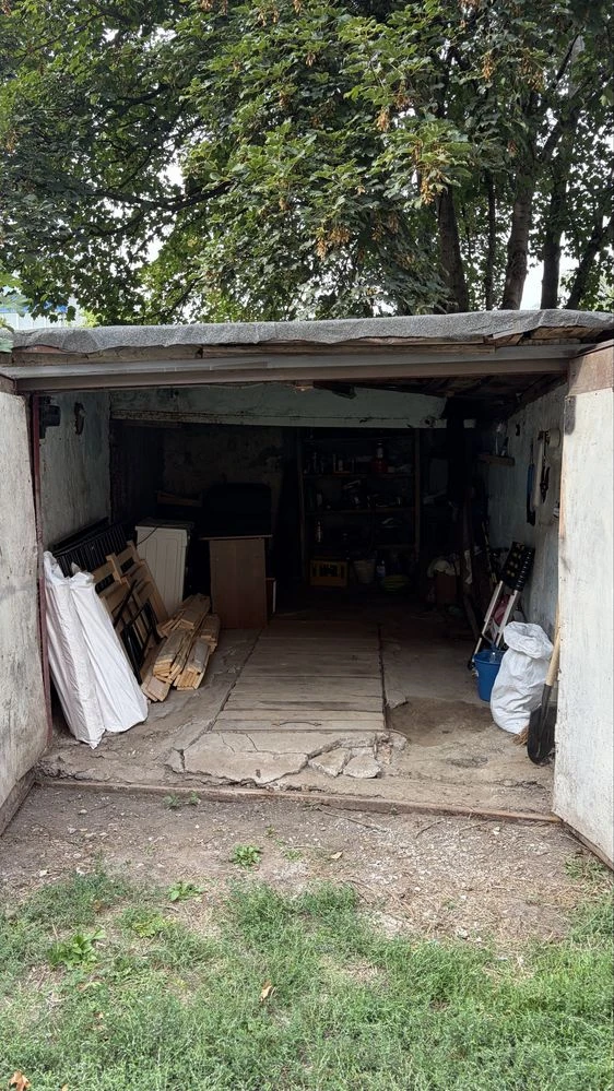 Detached garage near the railway station, privately owned