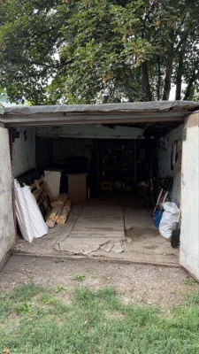 Detached garage near the railway station, privately owned