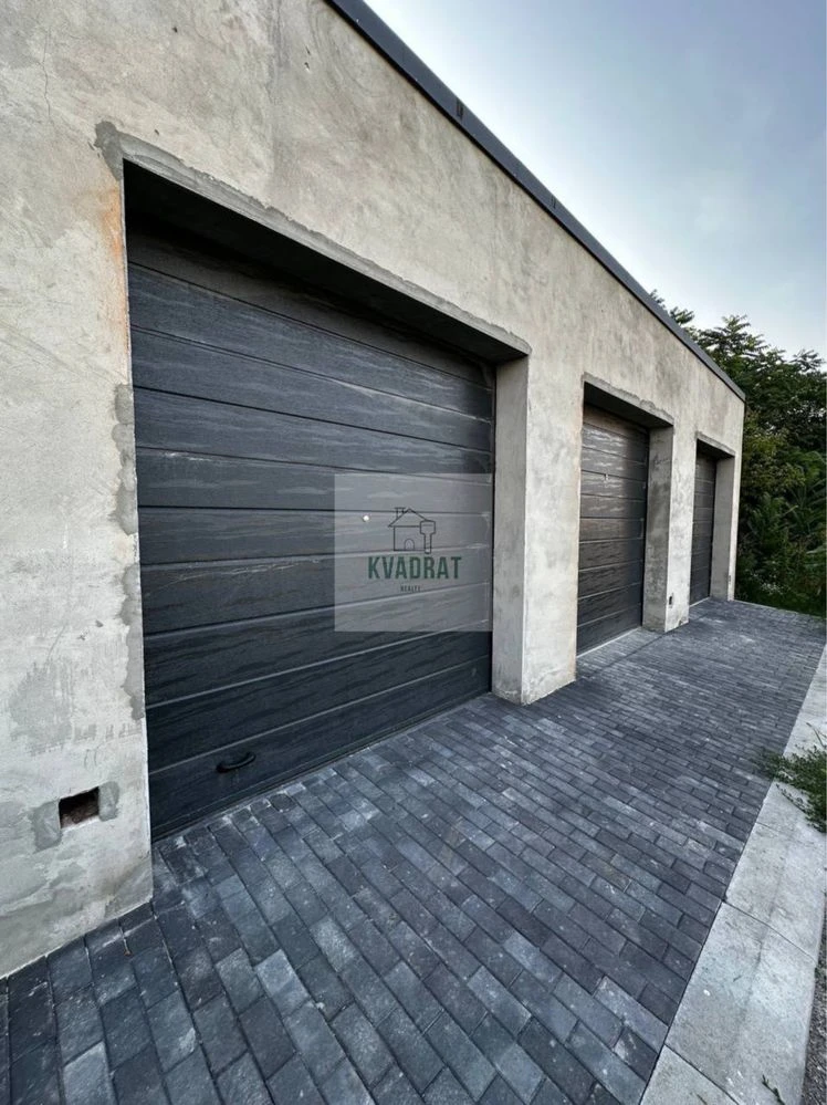 For Sale: Newly Built Garages in the October Neighborhood