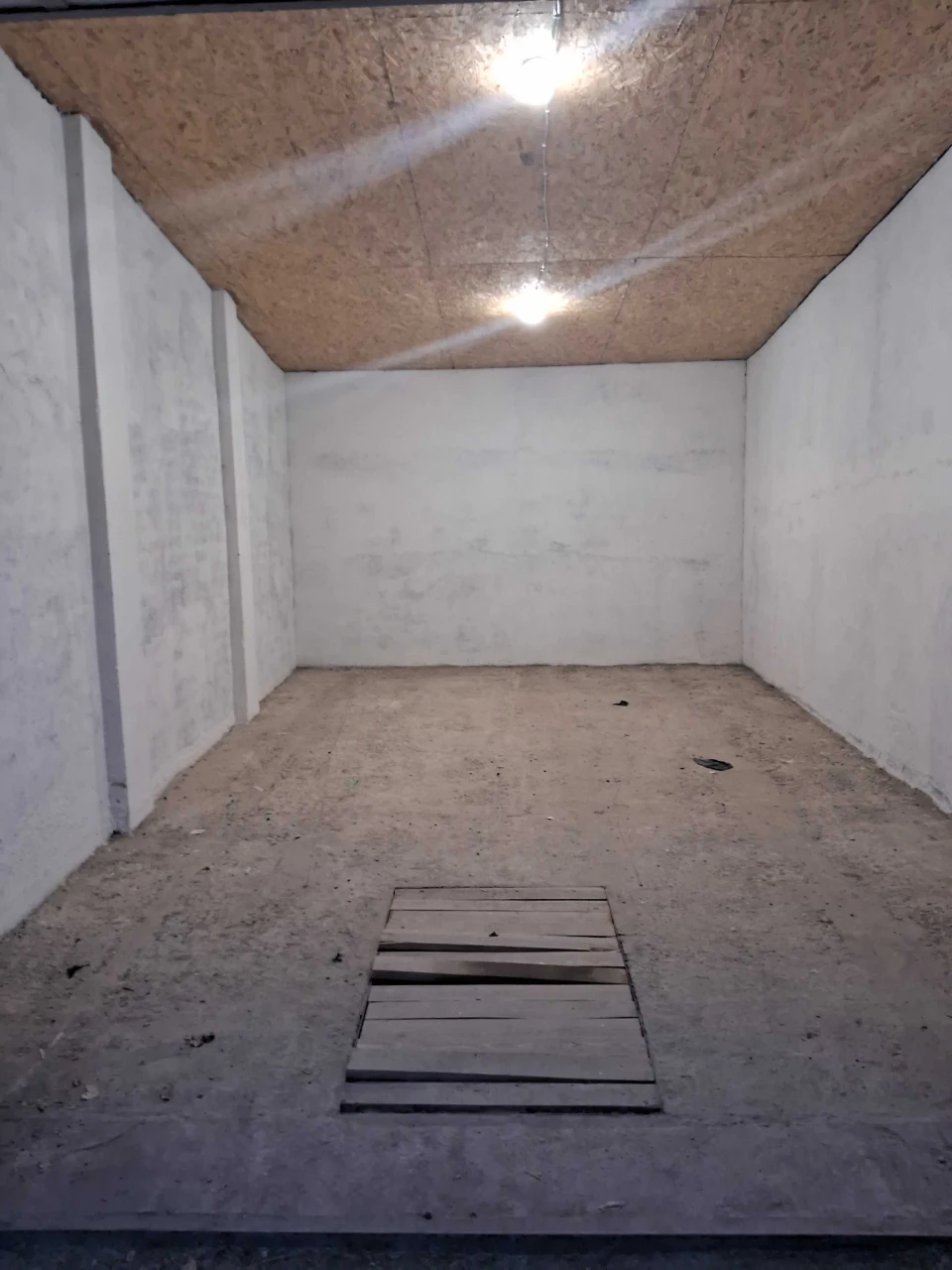 For sale: Solid garage with basement in the city center