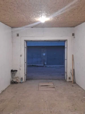 For sale: Solid garage with basement in the city center