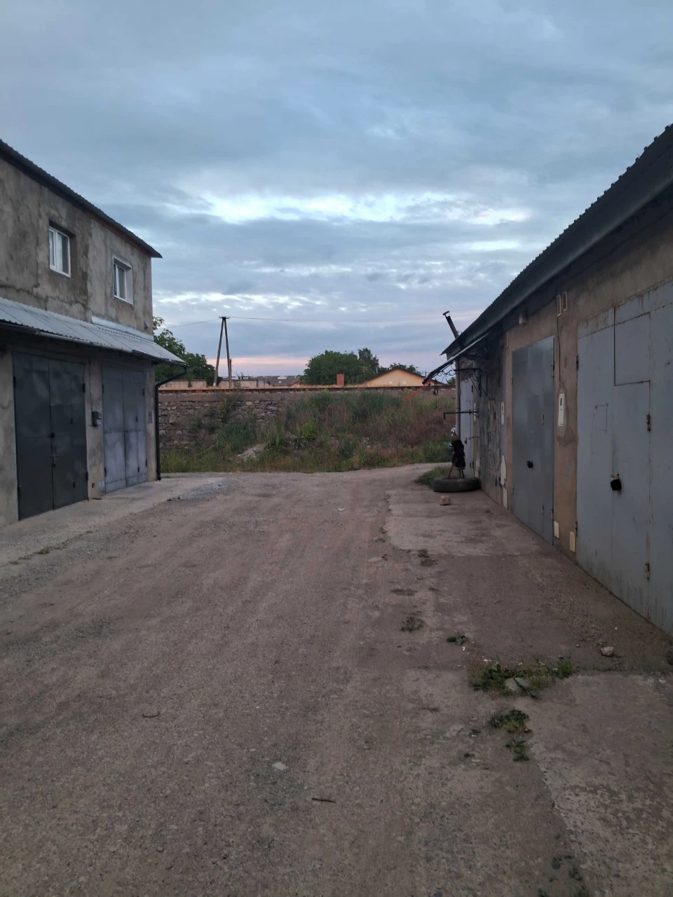 For sale: Solid garage with basement in the city center