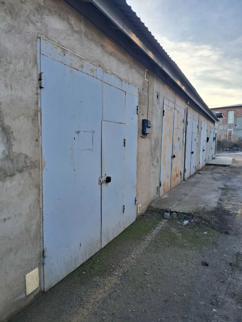 For sale: Solid garage with basement in the city center