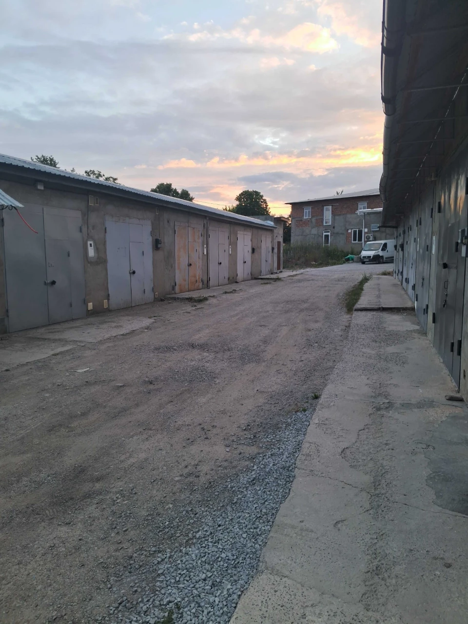 For sale: Solid garage with basement in the city center