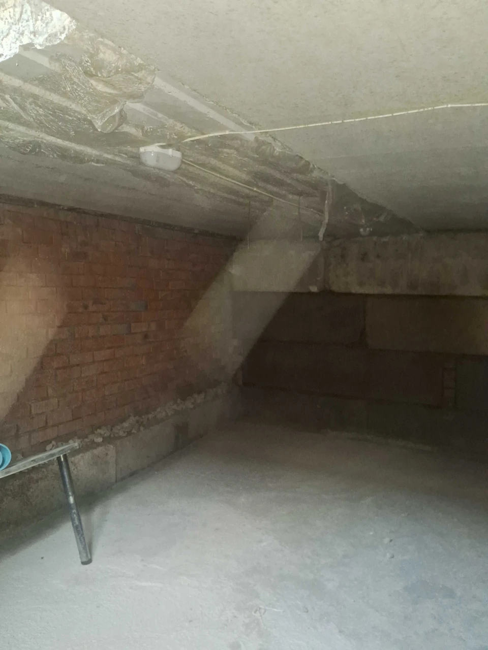 For sale: Solid garage with basement in the city center