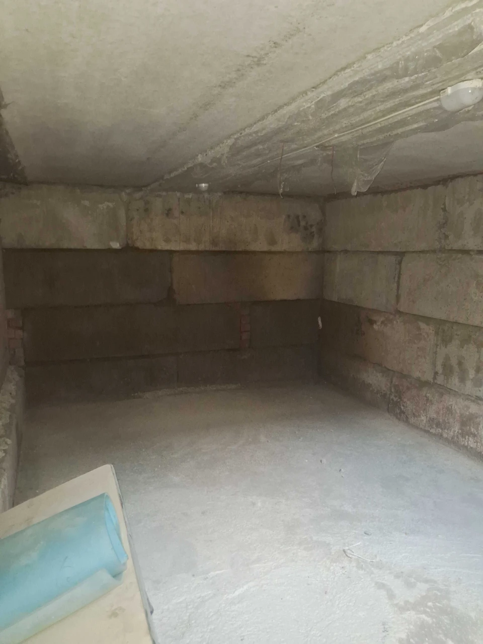 For sale: Solid garage with basement in the city center