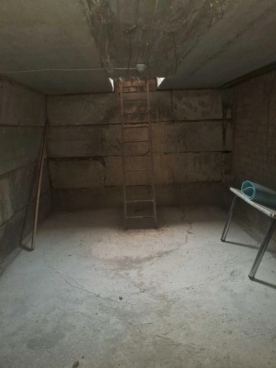 For sale: Solid garage with basement in the city center