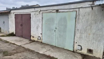Detached garage