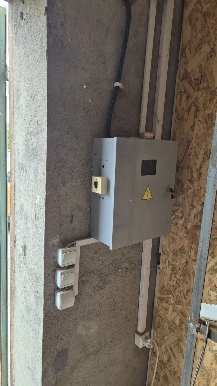 Detached garage