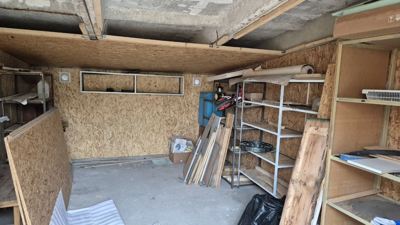 Detached garage