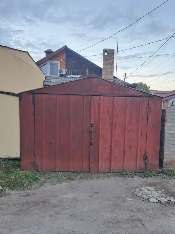 Металевий гараж без місця