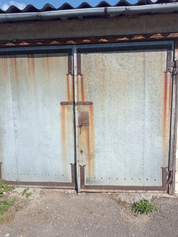 Garage for sale (size 7 x 4)