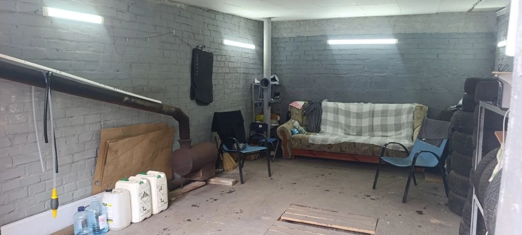 For Sale: Garage 64 near the Administrative District Office