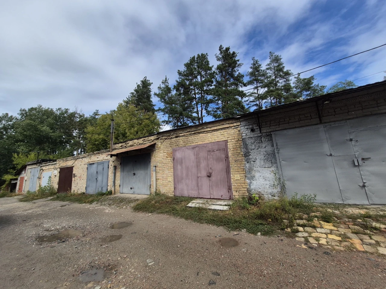 Продам капітальний гараж з підвалом та облаштованою зоною ві