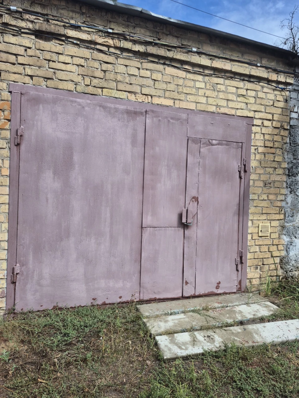 Продам капітальний гараж з підвалом та облаштованою зоною ві
