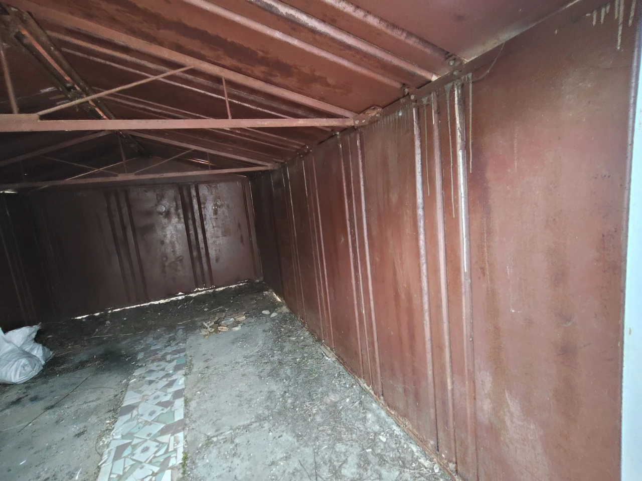 Garage for sale. Real estate: Rodnichek