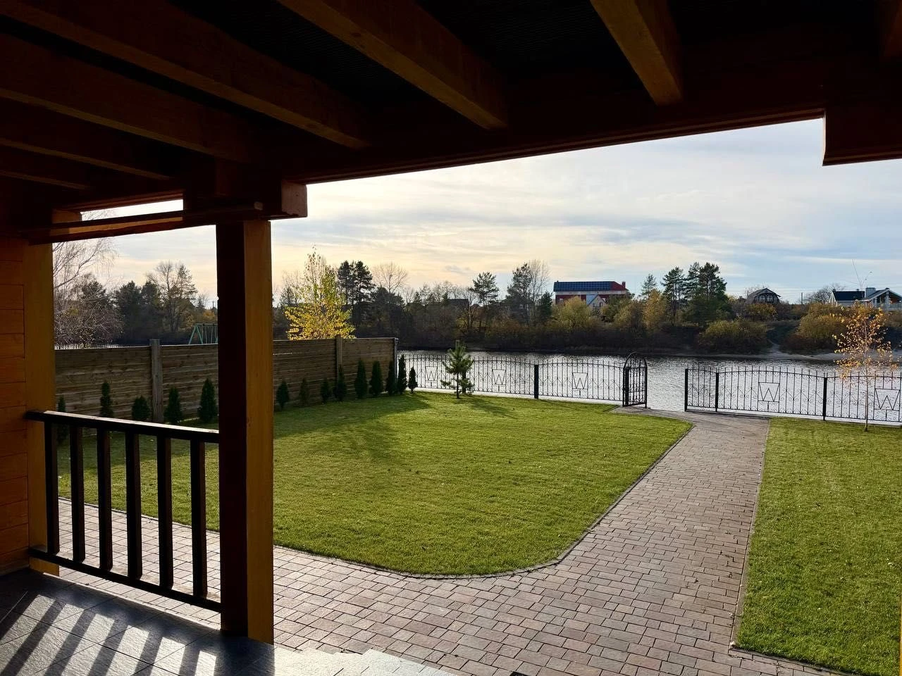 House with waterfront! Beach, pool, bathroom, light, shelter