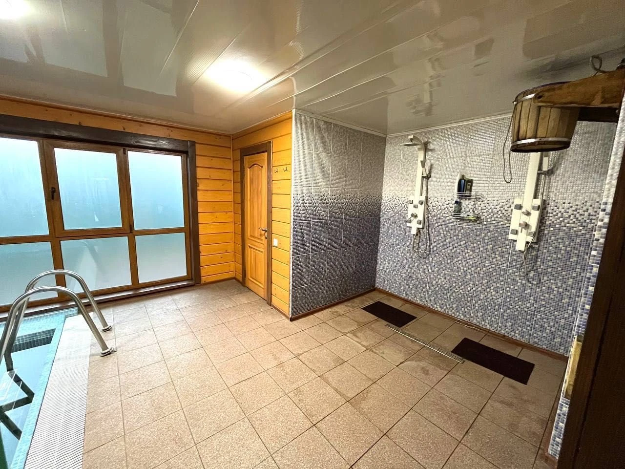 House with waterfront! Beach, pool, bathroom, light, shelter