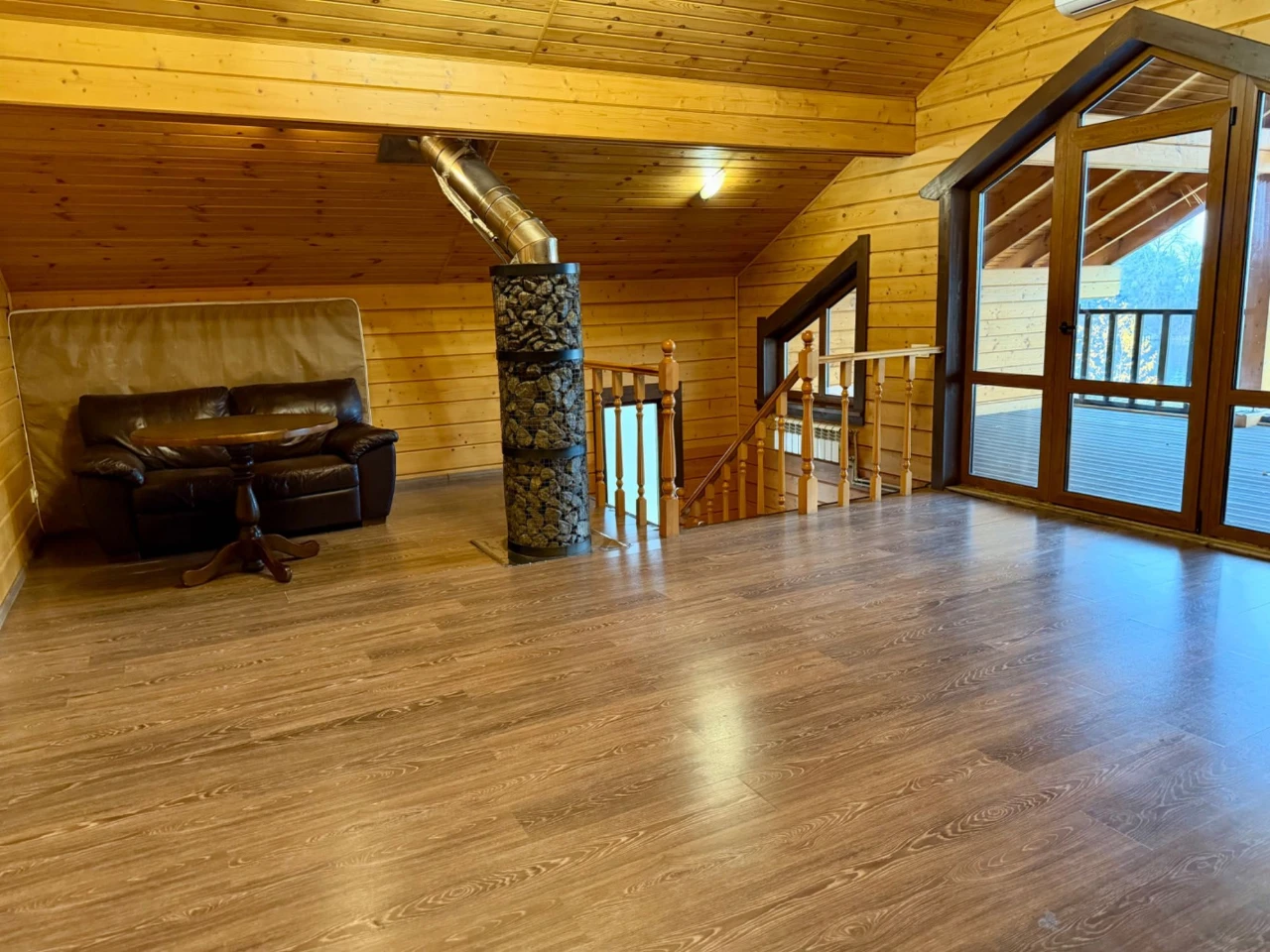 House with waterfront! Beach, pool, bathroom, light, shelter