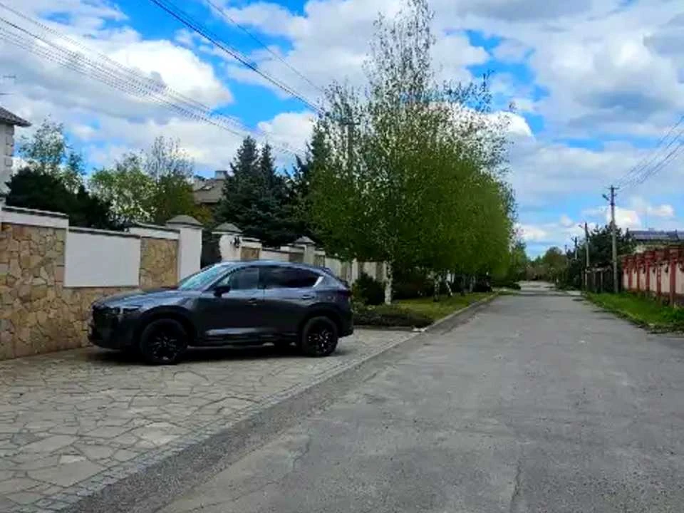 House. Suburb, Dzerelna