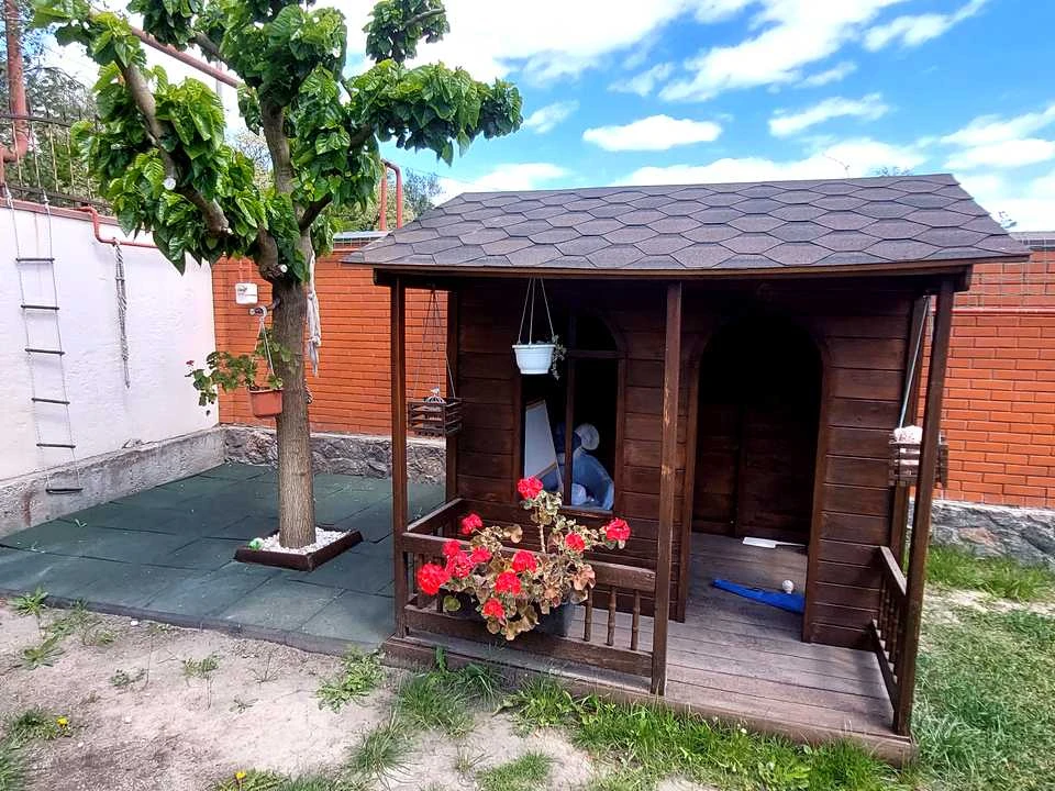 House. Suburb, Yantarna