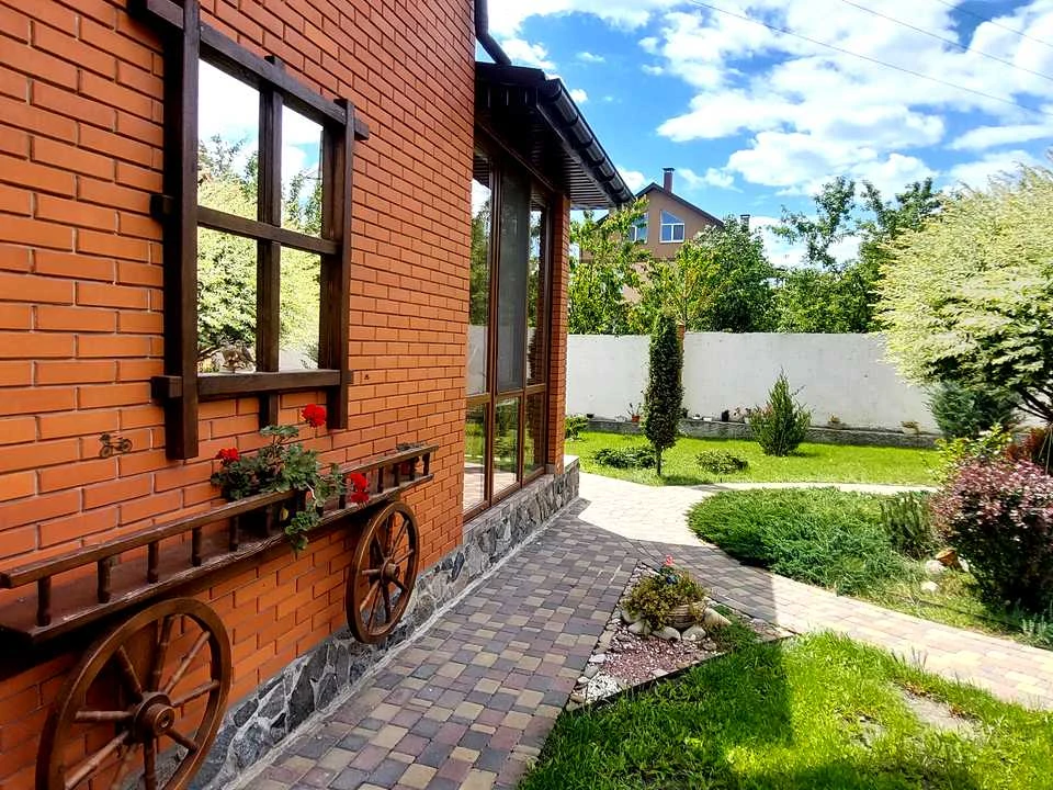 House. Suburb, Yantarna