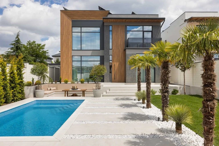 New premium class house of 300 m² in Sauvignon! Pool, Smart