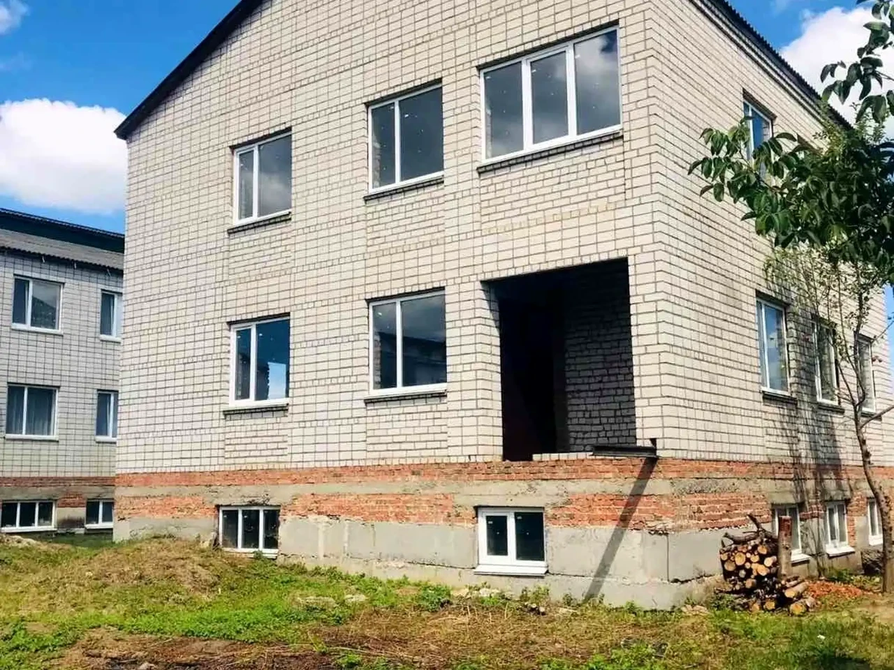 Продаж будинку 1000 м² 800 сот.