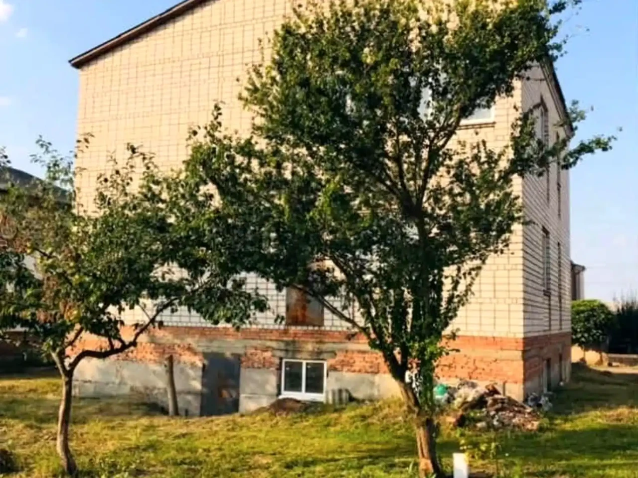 Продаж будинку 1000 м² 800 сот.