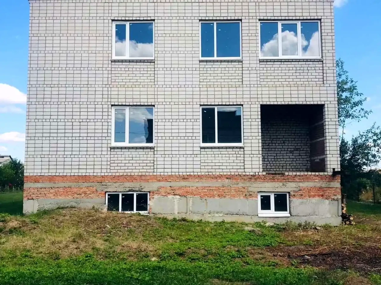 Продаж будинку 1000 м² 800 сот.