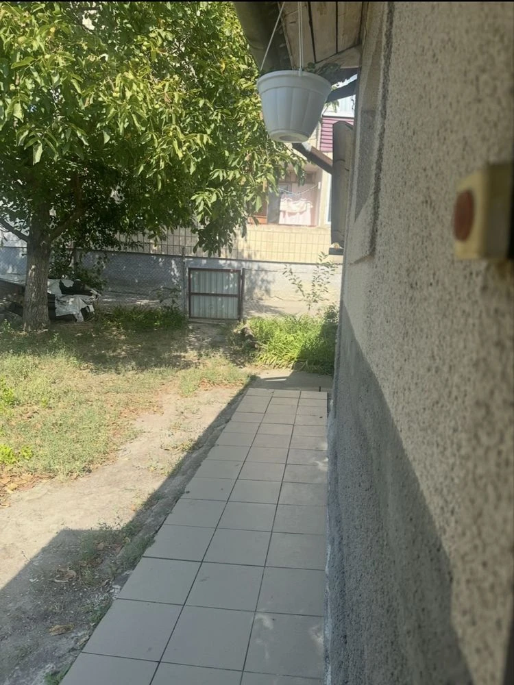 Терміново! Продам частину будинку в жилому стані.