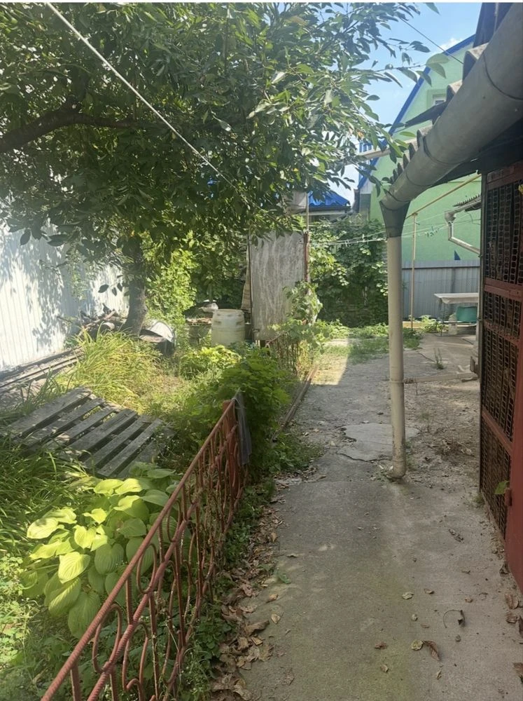 Терміново! Продам частину будинку в жилому стані.