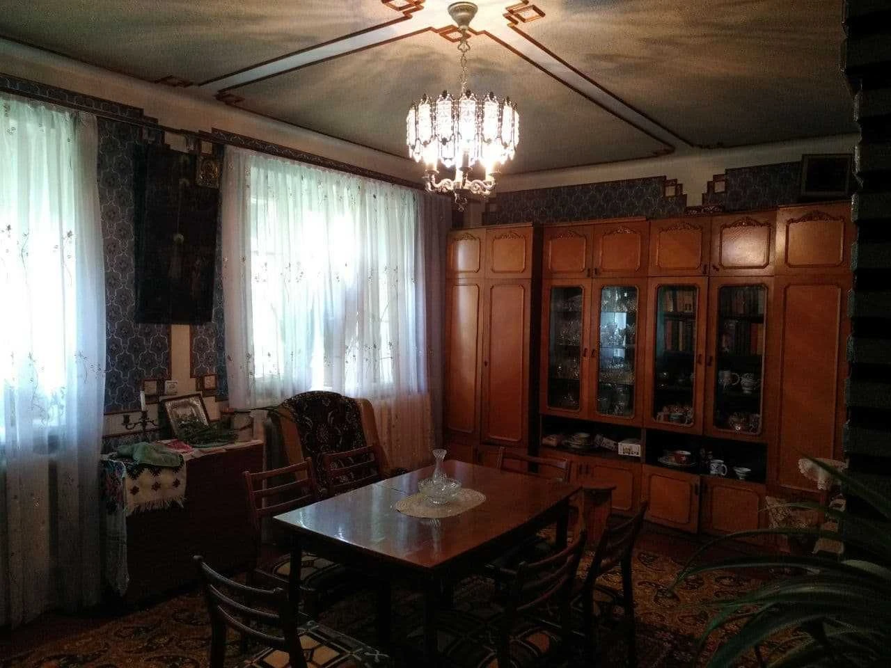 Житловий будинок із господарчими будівлями та земельною діля