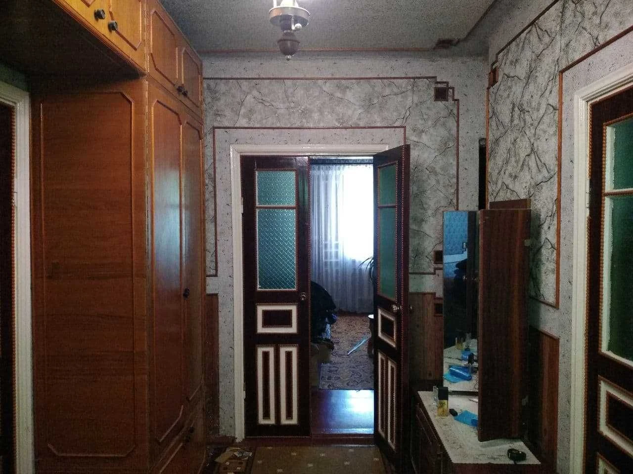 Житловий будинок із господарчими будівлями та земельною діля