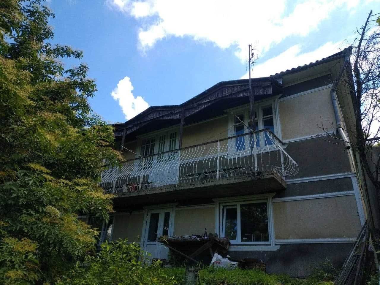 Житловий будинок із господарчими будівлями та земельною діля