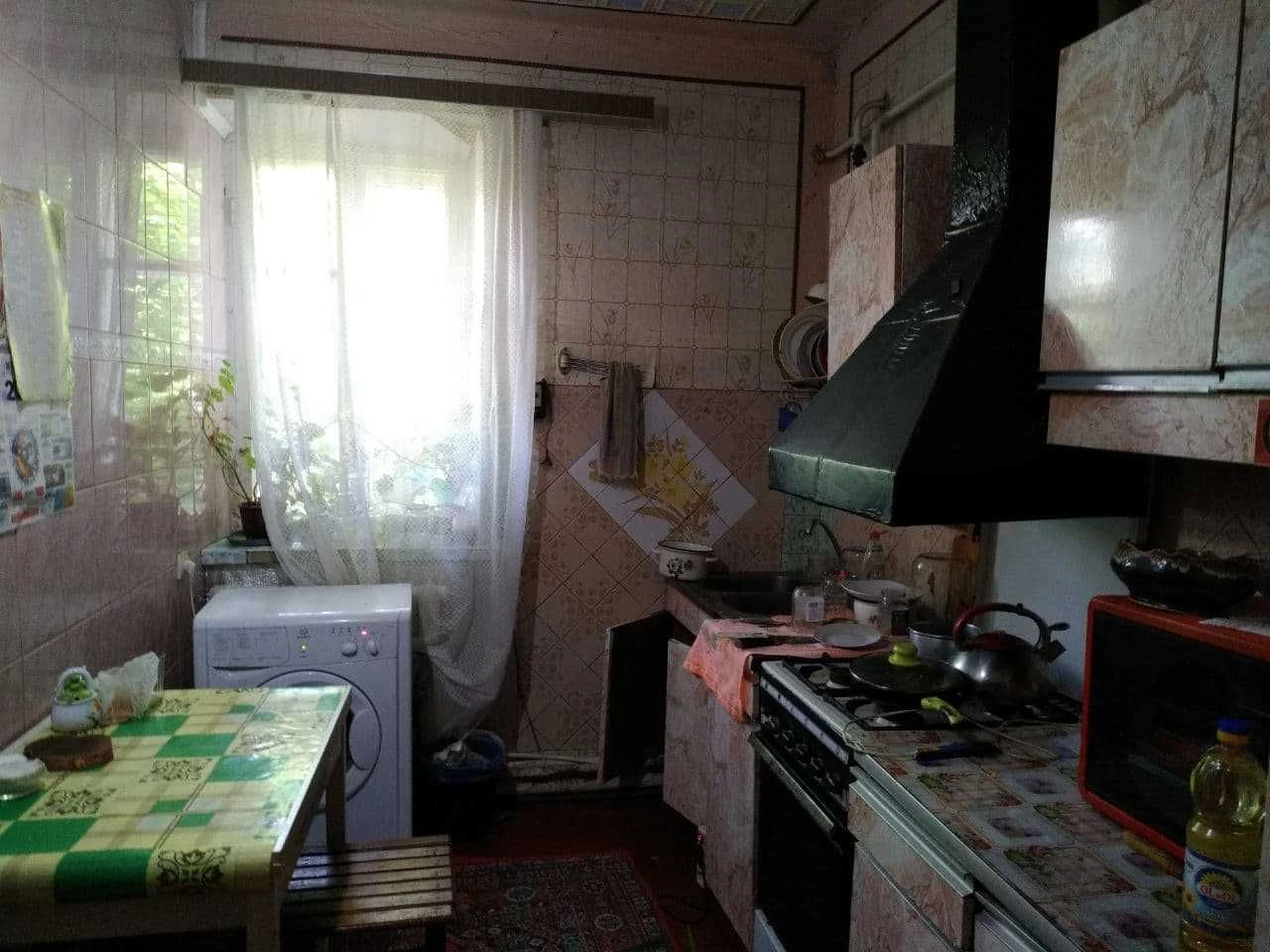 Житловий будинок із господарчими будівлями та земельною діля