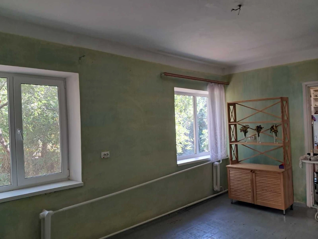 Продається просторий двоповерховий будинок