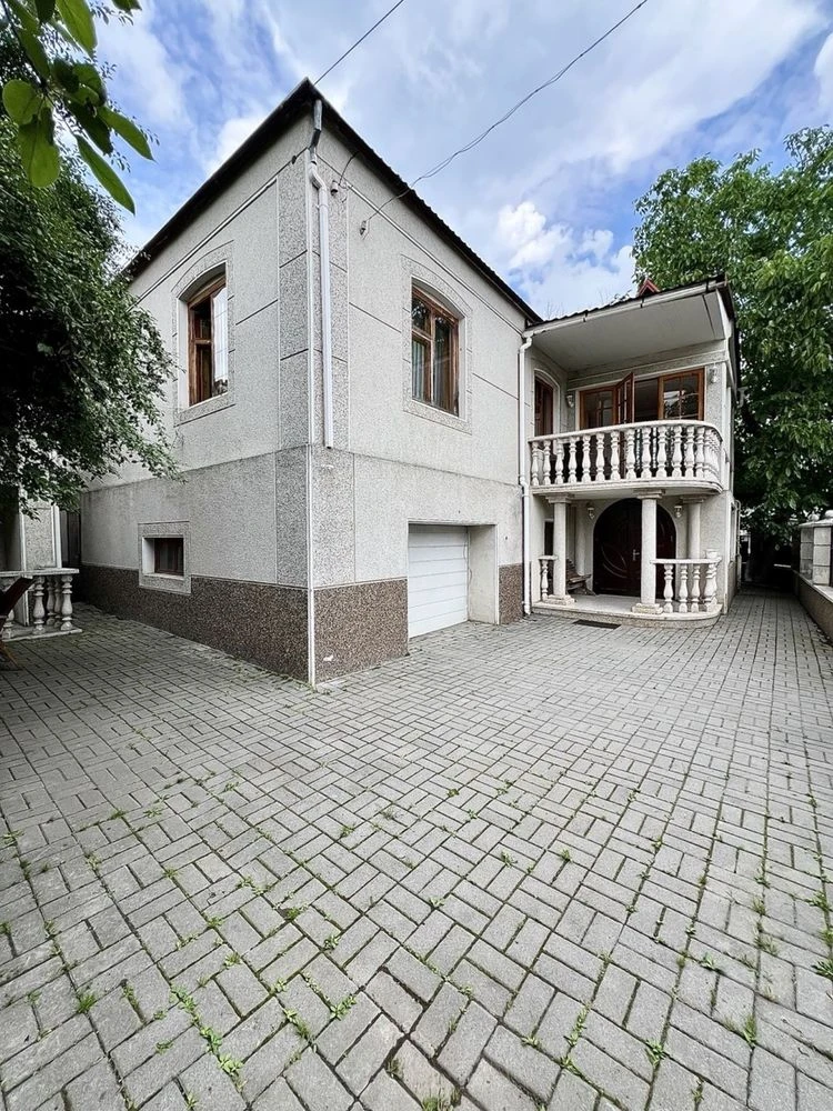 Два будинки в центрі міста