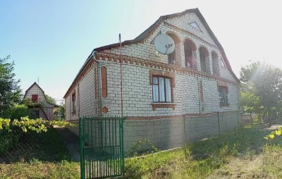 житловий будинок з літньою кухнею та гаражем