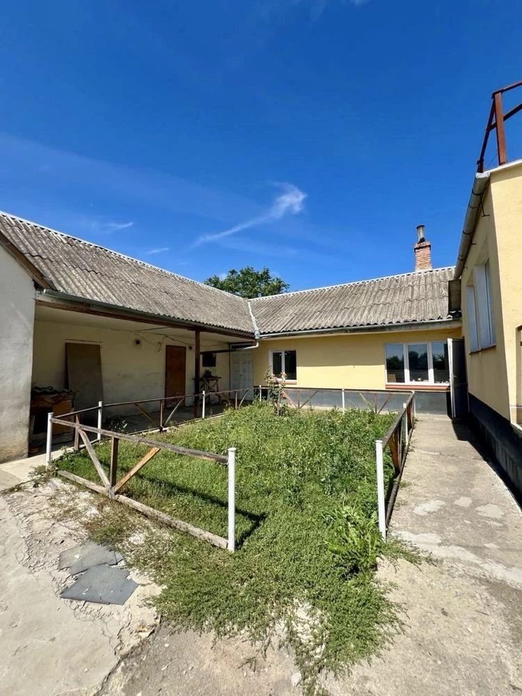 Продам 2-поверховий житловий будинок